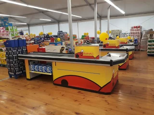 Zarobki kasjera w supermarkecie: stawki, premie i benefity