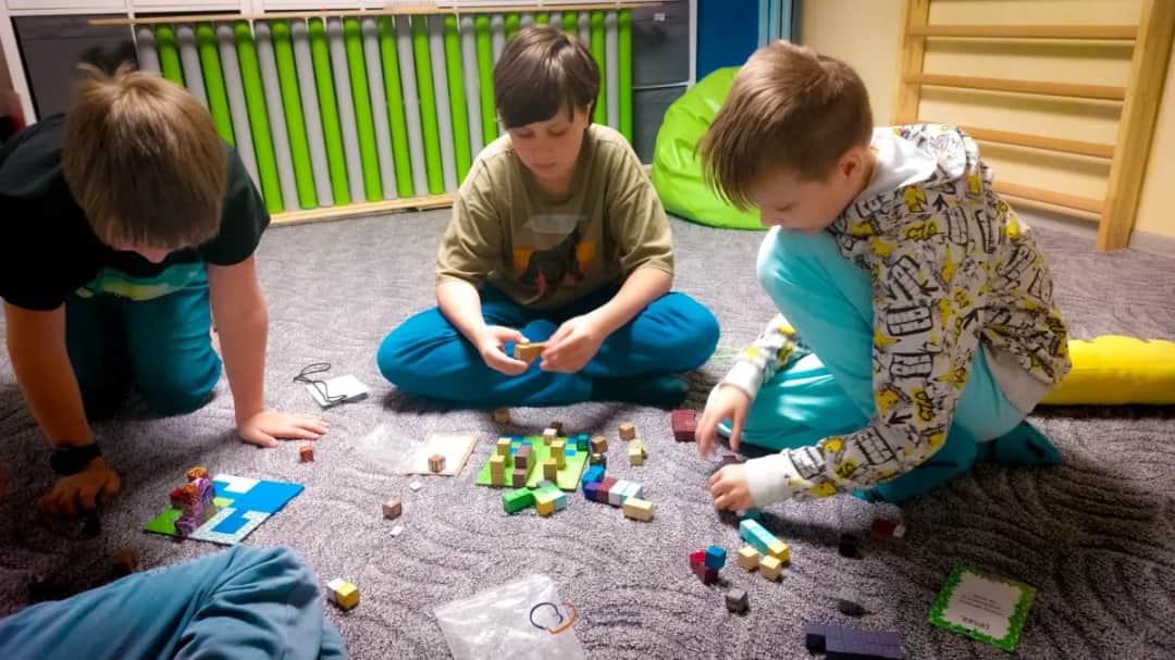 Zajęcia grupowe dla dzieci z autyzmem – wspieraj rozwój umiejętności