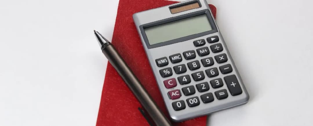 Jak obliczyć cenę netto z brutto krok po kroku? Przewodnik 2025