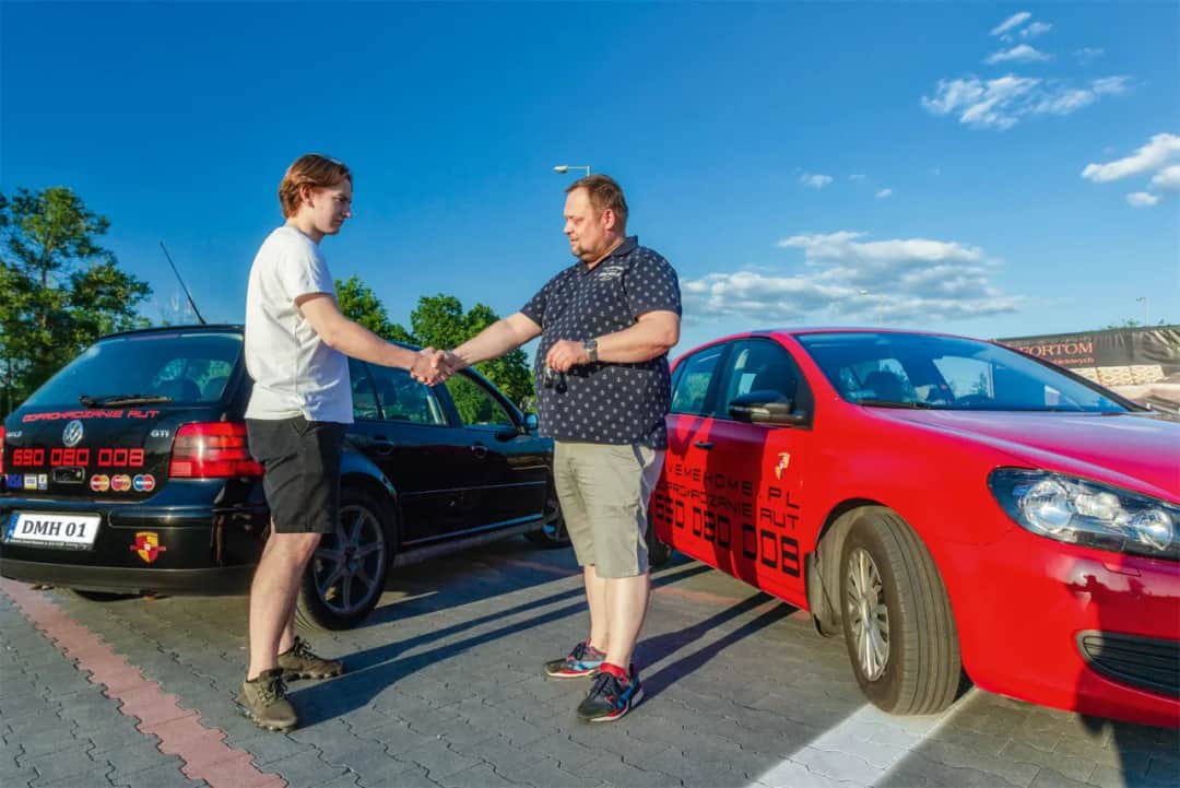 Ile można zarobić na wynajmie busa? Poznaj realne zyski i koszty
