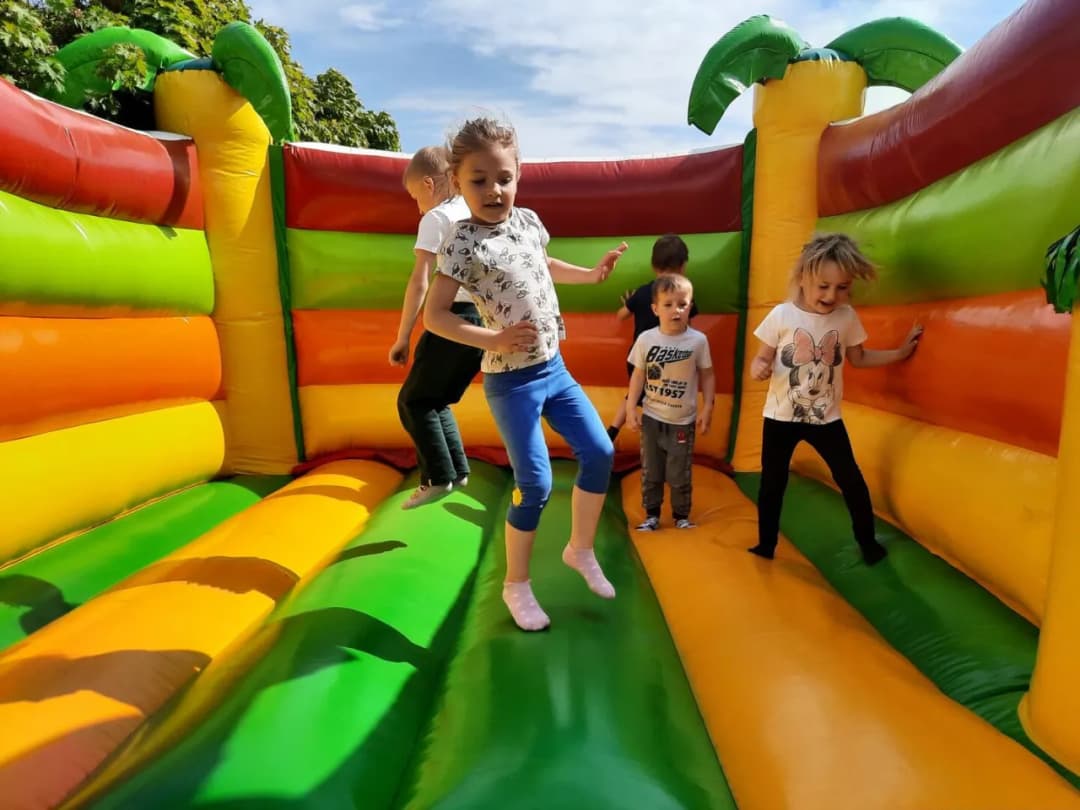 Ile można zarobić na dmuchanym zamku? Poznaj realny potencjał