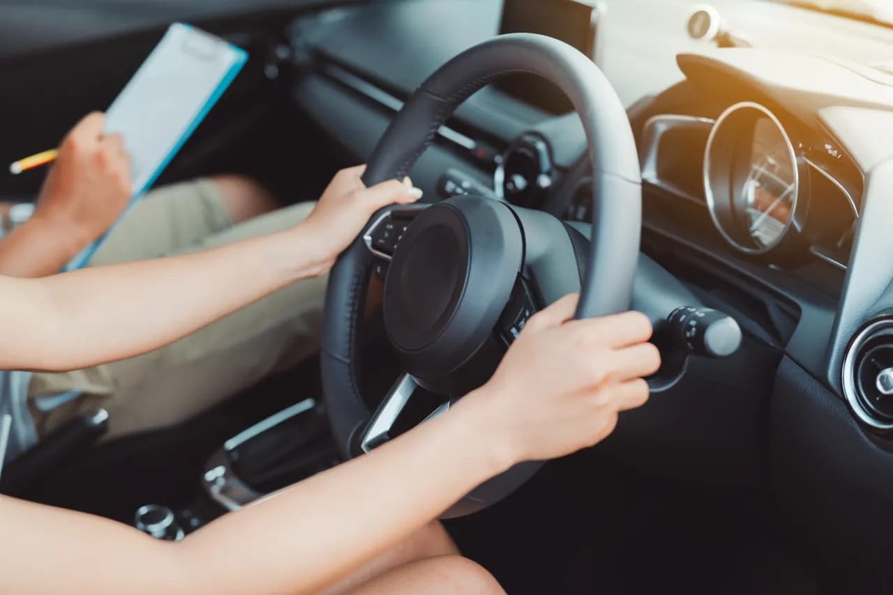 Eco-driving na egzaminie – nawyki, które obniżają spalanie i stres