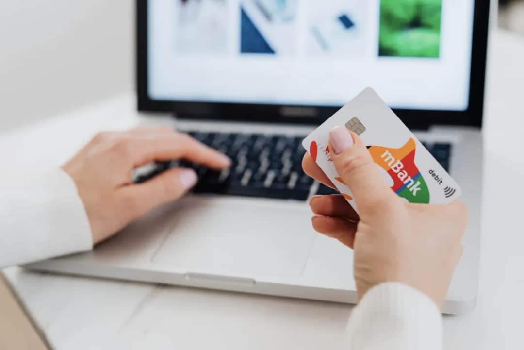 Opinie w Internecie: jak wpływają na decyzje współczesnego człowieka?