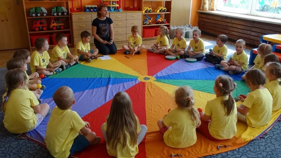 Pierwsze zajęcia z rytmiki w przedszkolu - jak zaangażować dzieci?
