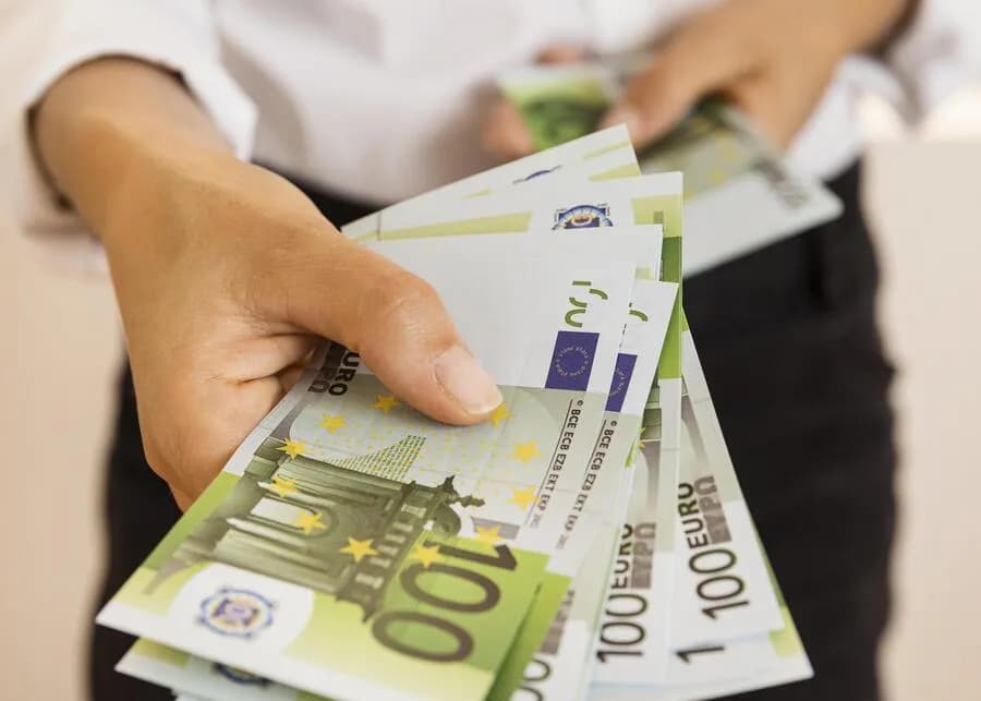 Ile zarabia się w Holandii? Zaskakujące wyniki i kluczowe czynniki wpływające na wynagrodzenie