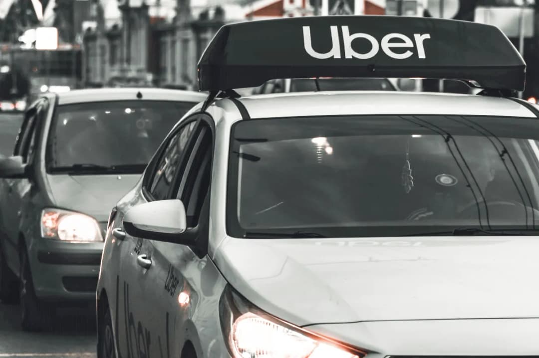 Zarobki w Uber: Realne opinie kierowców na forach internetowych